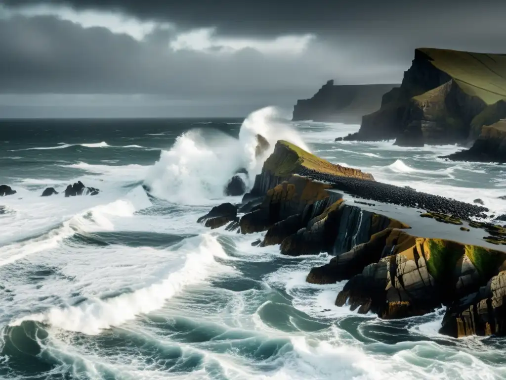 Desarrollo histórico energía undimotriz: Fotografía en blanco y negro de costa agreste, olas poderosas chocando contra acantilados