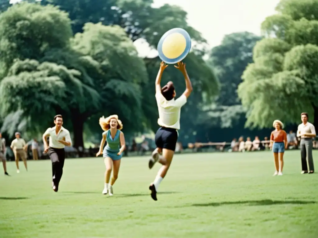 Grupo jugando frisbee en un parque en los 60